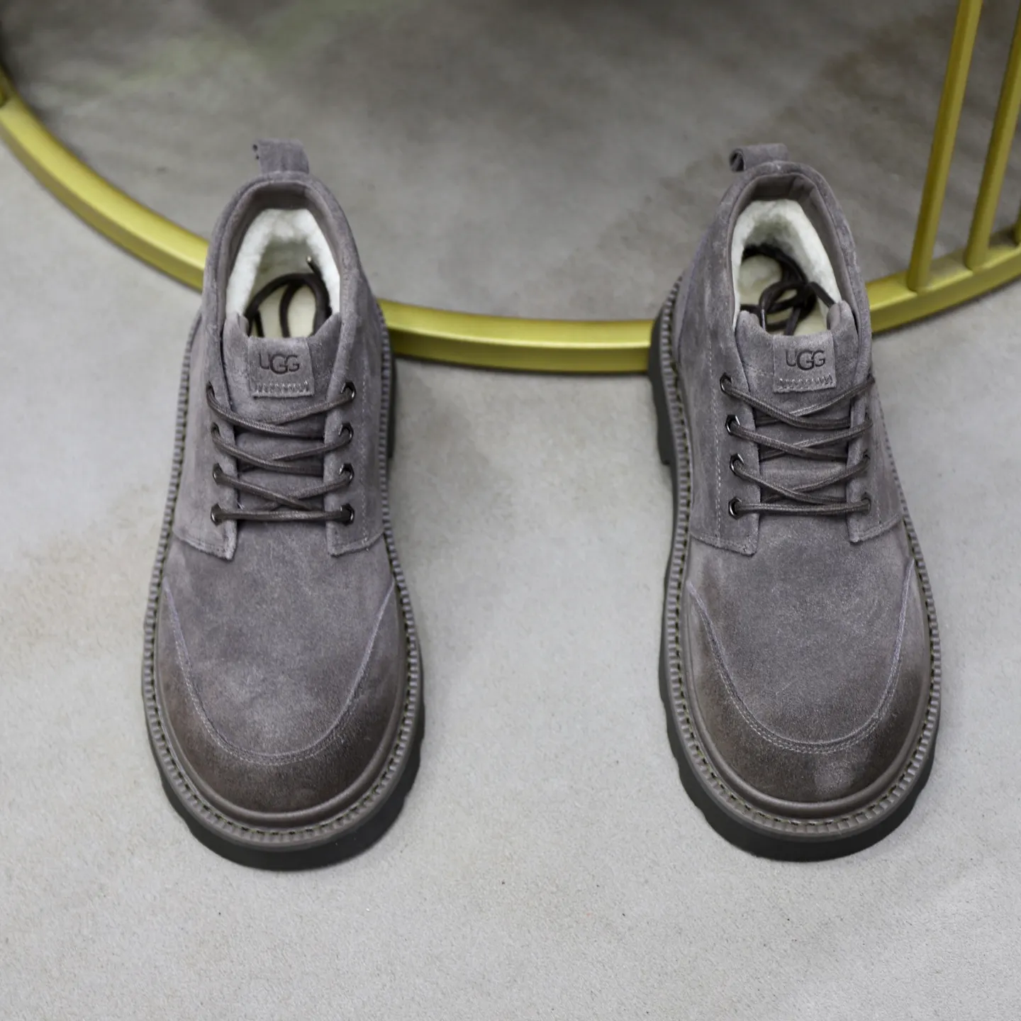 Ex-factory price: 640💰Thick wool imported from Australia Brand: UGG genuine purchasing agent Size: 39-45 Grade: Official website 1:1 Material: First layer of genuine leather waterproof and antifreeze upper Real wool lining Original non-slip soft wear-resistant outsole Style category: Men's casual shoes Trendy style Comfortable on the feet Color: Official website color synchronization